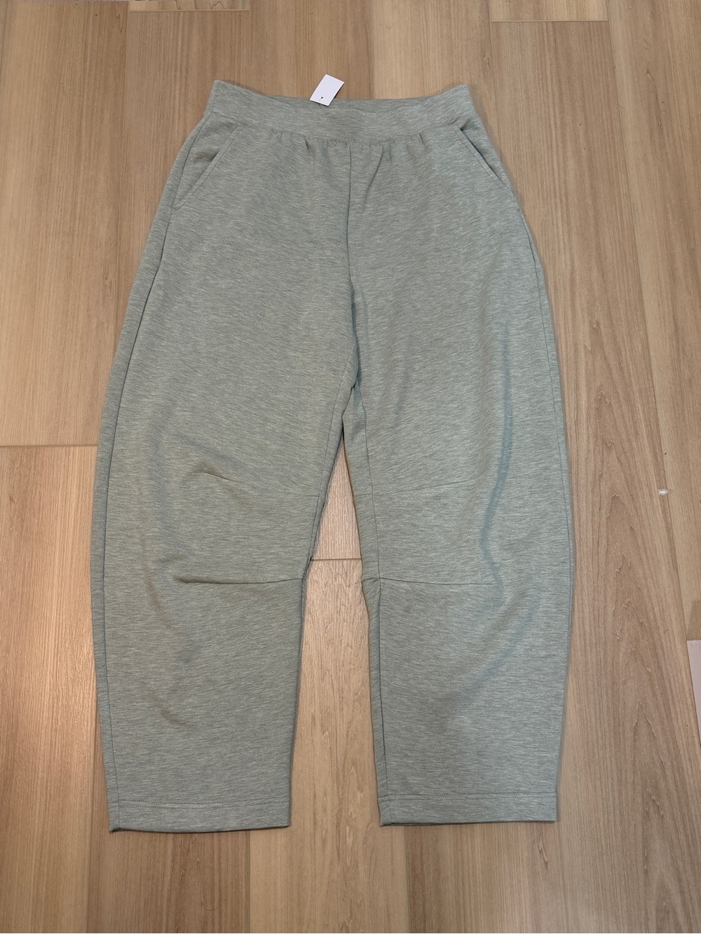 NWT Lou & Grey Scubasoft Relaxed Taper Pants—Size Medium